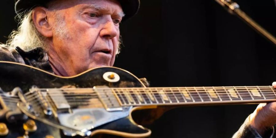 Das Ding macht richtig Krach: Neil Young beim Tourauftakt in Dresden. Foto: Robert Michael