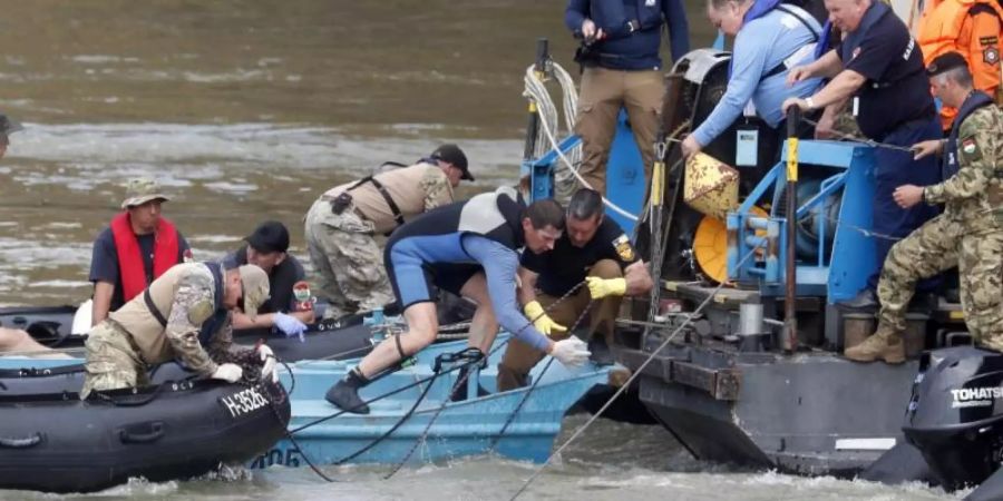 Ungarische Suchteams beim Einsatz: Sechs Tage nach dem schweren Unglück auf der Donau bemühen sich Einsatzkräfte weiter um die Bergung des Wracks. Foto: Laszlo Balogh/AP