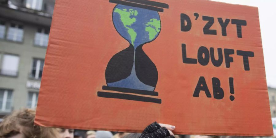 Klima-Demo in Bern im vergangenen Februar. Der Grosse Rat will Klima-Geschäfte künftig prioritär behandeln. (KEYSTONE/Peter Klaunzer)