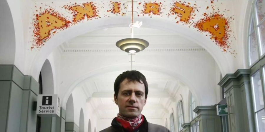 Der Winterthurer Künstler Mario Sala, hier vor einer seiner Arbeiten im Bahnhof Winterthur, beteiligt sich im Sommer 2019 am Zürcher Kunstparcours «Der grüne Henry» zum 200. Geburtstag von Gottfried Keller. (Archiv)