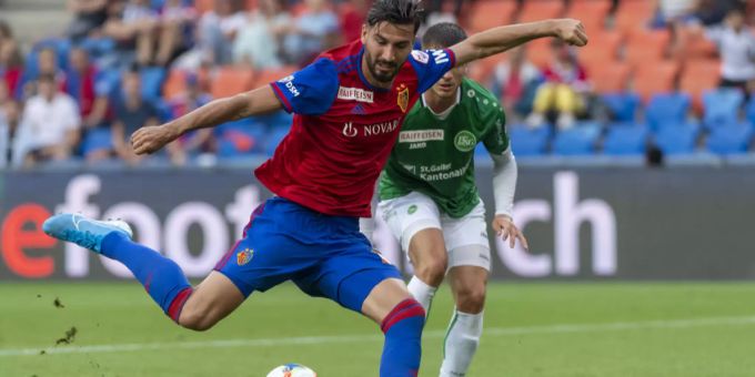 Stürmer Kemal Ademi vom FCB zieht ab. FCB Odermatt Ademi