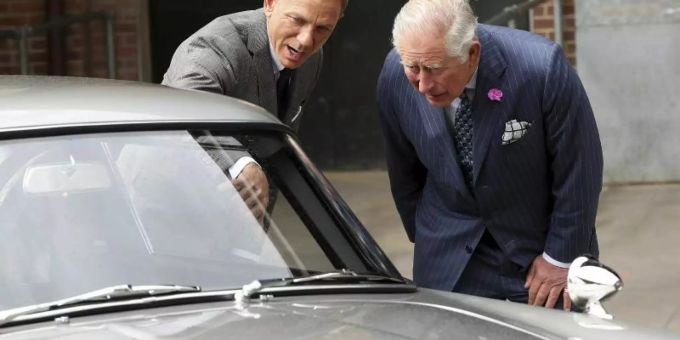 Daniel Craig (l) zeigt Prinz Charles (r) den Aston Martin DB5. Prinz Charles