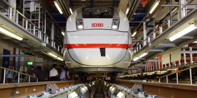 Ein ICE der vierten Generation steht im Bahnbetriebswerk in Berlin. Er soll eine Geschwindigkeit von bis zu 265 Kilometer pro Stunde erreichen. Kilometer pro Stunde