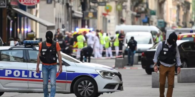 Polizisten am Tatort in Lyon Polizisten am Tatort in Lyon