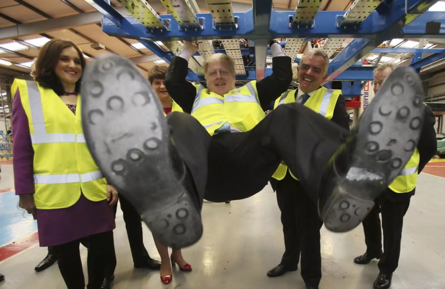 Beim Besuch der Wrightbus Karrosserie-Werke in Nordirland präsentiert Boris Johnson seine Schuhsohlen.