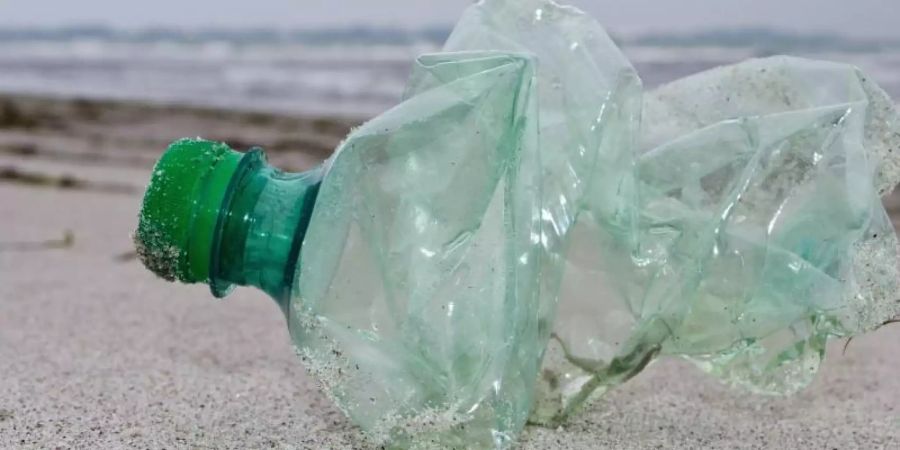 Schlecht für die Umwelt - egal in welcher Form: Die Einwegflasche aus Plastik. Foto: Stefan Sauer