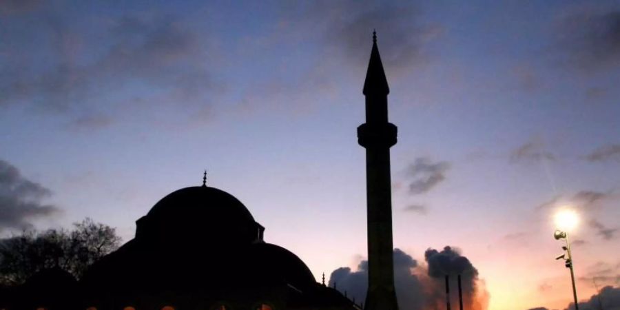 Die Merkez-Moschee in Duisburg-Marxloh wurde nach einer Bombendrohung geräumt, weiträumig abgesperrt und durchsucht. Foto: Roland Weihrauch