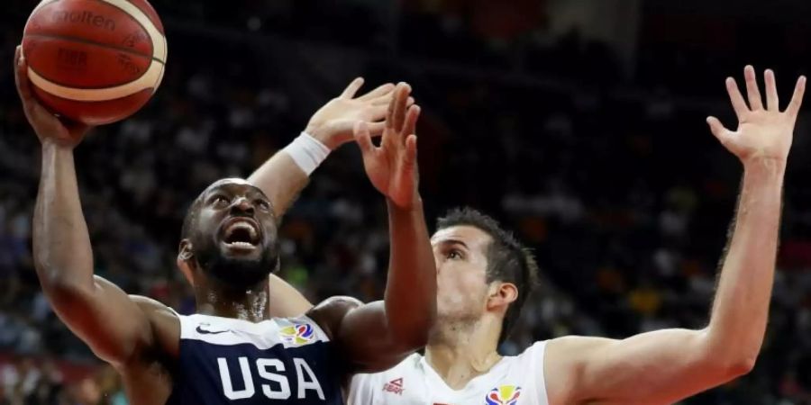 Der Serbe Nemanja Bjelica (r) verteidigt gegen US-Spieler Kemba Walker. Foto: Ng Han Guan/AP