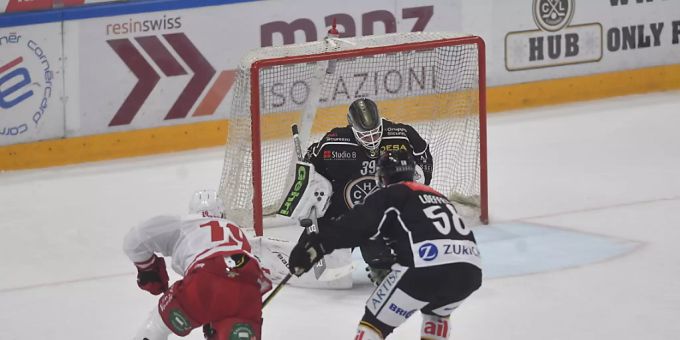 Luganos Torhüter Sandro Zurkirchen und Verteidiger Romain Loeffel unter Druck gegen Lausannes Neuzuzug Josh Jooris Sandro Zurkirchen