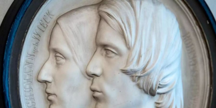 Ein Doppelportrait von Clara und Robert Schumann von 1846 in Leipzig. Foto: Hendrik Schmidt/dpa-Zentralbild/