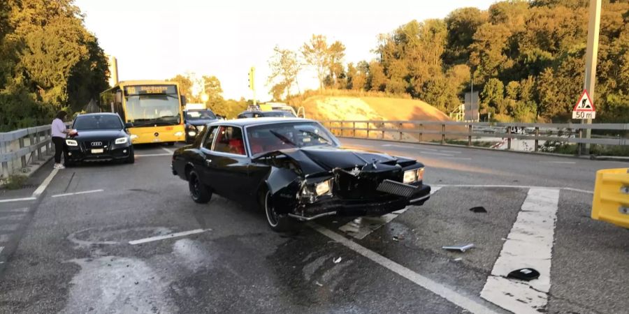 Es ereignete sich ein Verkehrsunfall zwischen zwei Personenwagen.