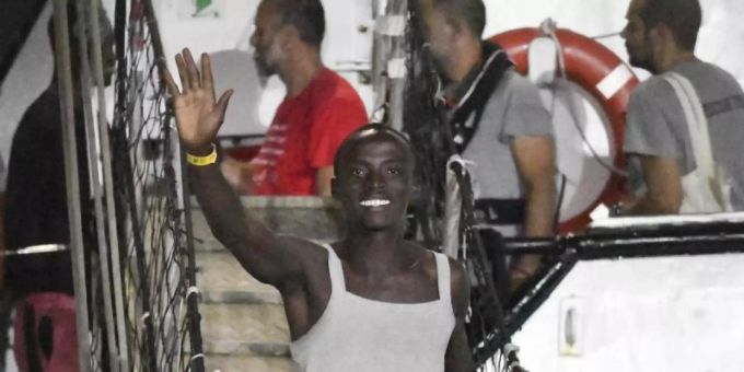 Rom - Migranten gehen in Italien von Bord der «Open Arms»