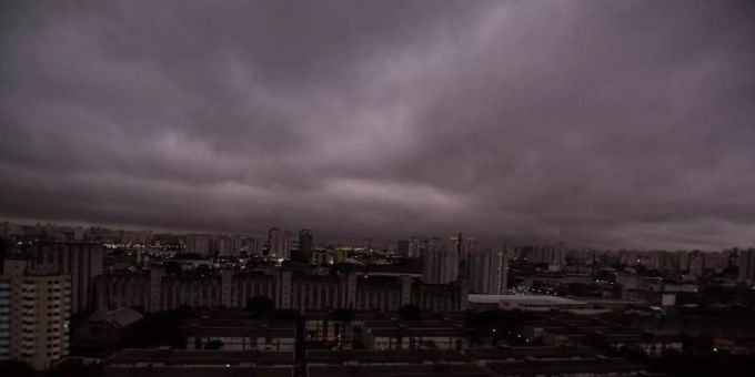 Abgedunkelter Himmel in Sao Paulo: Bewohner der Millionenmetropole berichteten zuletzt von schwarzem Regen. Foto: Andre Lucas/dpa Paulo