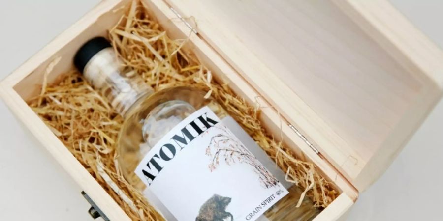 Die erste Flasche Atomik-Wodka