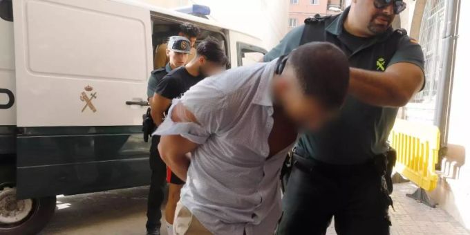 Ein Verdächtiger wird von der Guardia Civil ins Gericht in Palma de Mallorca geführt. Foto: Clara Margais Ein Verdächtiger wird von der Guardia Civil ins Gericht in Palma de Mallorca geführt. Foto: Clara Margais