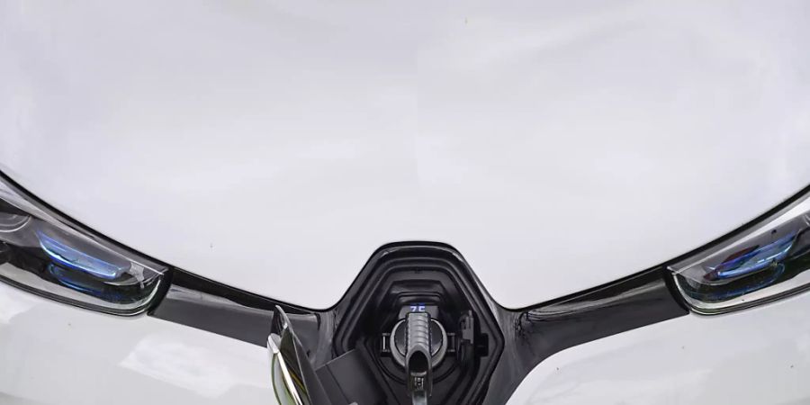 Ein Elektroauto beim Aufladen. Forscher der Empa suchen nach der besten Recyclinglösung für ausgediente Antriebsbatterien (Archivbild)