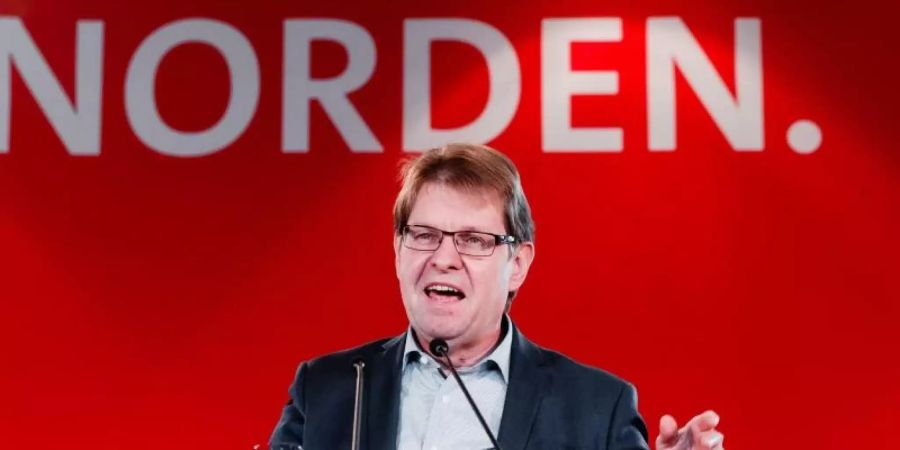 Ralf Stegner (SPD) spricht auf dem Landesparteitag der SPD Schleswig-Holstein zur Europawahl 2019. Foto: Markus Scholz/Archiv