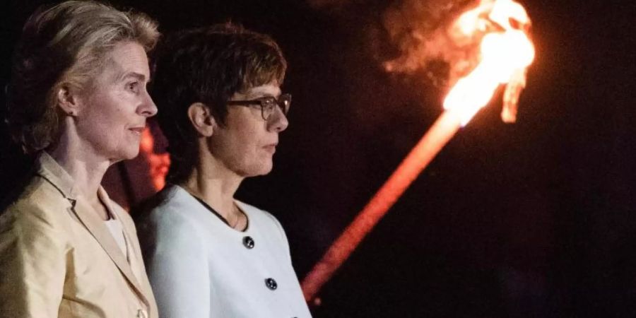 Grossen Zapfenstreich für die ehemalige Verteidigungsministerin Ursula von der Leyen (l). Daneben: ihre Amtsnachfolgerin Annegret Kramp-Karrenbauer. Foto: Bernd von Jutrczenka