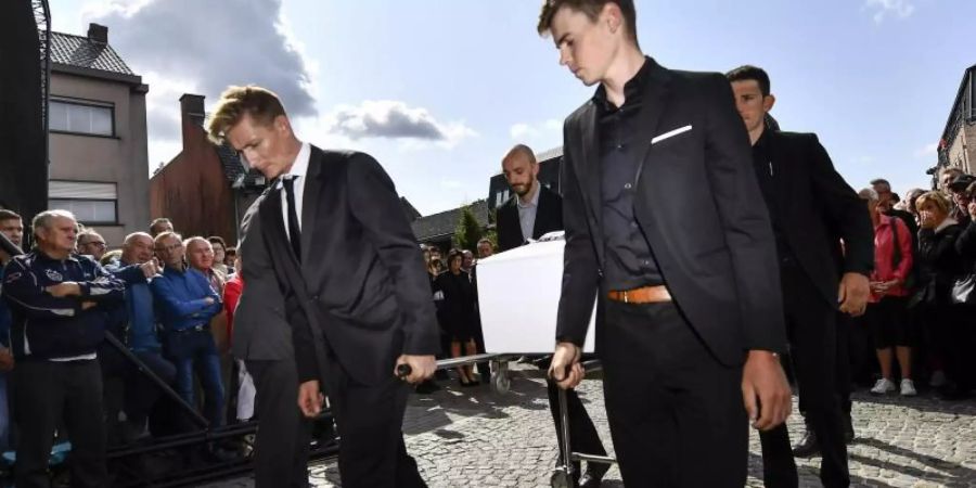 Abschied: André Greipel (l) trägt mit weiteren Teamkollegen den Sarg von Bjorg Lambrecht. Foto: Dirk Waem/BELGA