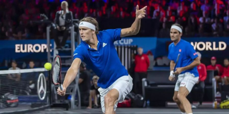 Roger Federer (r) und Alexander Zverev spielten das erste Doppel für Team Europe. Foto: Martial Trezzini/KEYSTONE