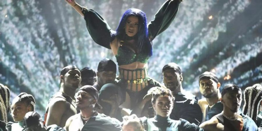 Cardi B gibt sich kämpferisch bei den BET Awards in Los Angeles. Foto: Chris Pizzello/Invision