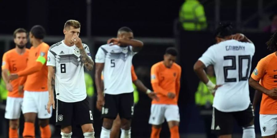 Während die Niederländer feiern, stehen die DFB-Spieler enttäuscht in Hamburg auf dem Platz. Foto: Daniel Reinhardt