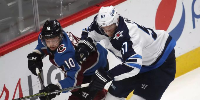 Verteidiger Tyler Myers (hier rechts im Zweikampf gegen Sven Andrighetto) wechselt zu Vancouver. Tyler Myers NHL