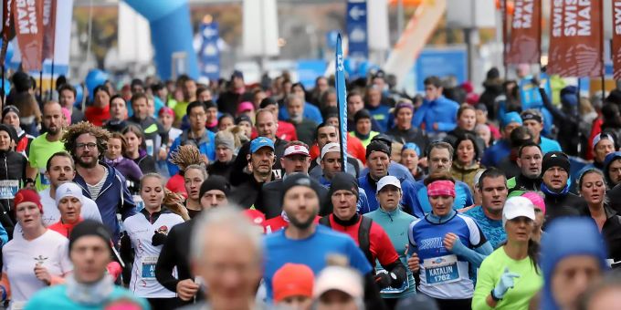 Teilnehmende des Swiss City Marathon 2018 laufen am Kultur- und Kongresszentrum Luzern vorbei. Swiss City Marathon
