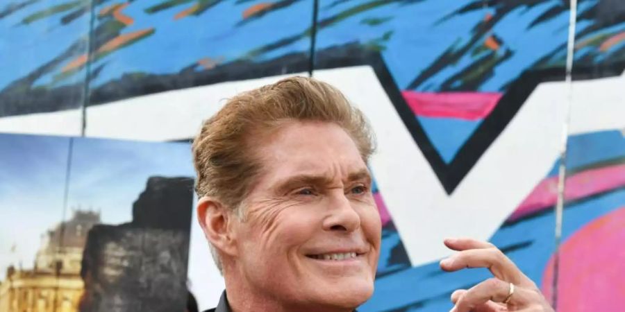 David Hasselhoff vor der East Side Gallery. Foto: Jens Kalaene