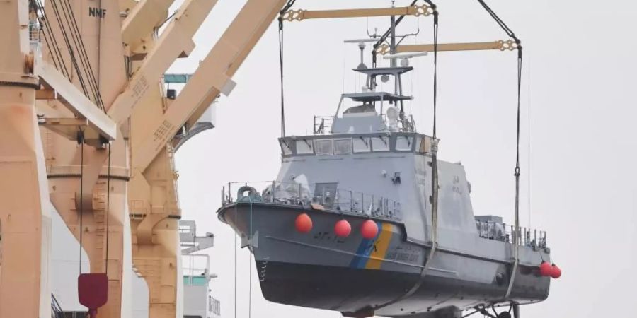 Ein Küstenschutzboot für Saudi-Arabien wird im Hafen von Mukran auf ein Transportschiff verladen. Foto: Stefan Sauer