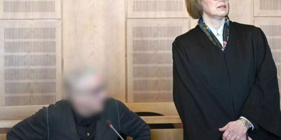 Der Heilpraktiker Klaus R. (l.) und Anwältin Ursula Bissa im Landgericht in Krefeld. Foto: Henning Kaiser