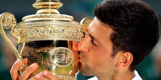 Novak Djokovic küsst bei der Siegerehrung die Trophäe für den Finalgewinner. Foto: Mike Egerton/PA Wire Novak Djokovic küsst bei der Siegerehrung die Trophäe für den Finalgewinner. Foto: Mike Egerton/PA Wire