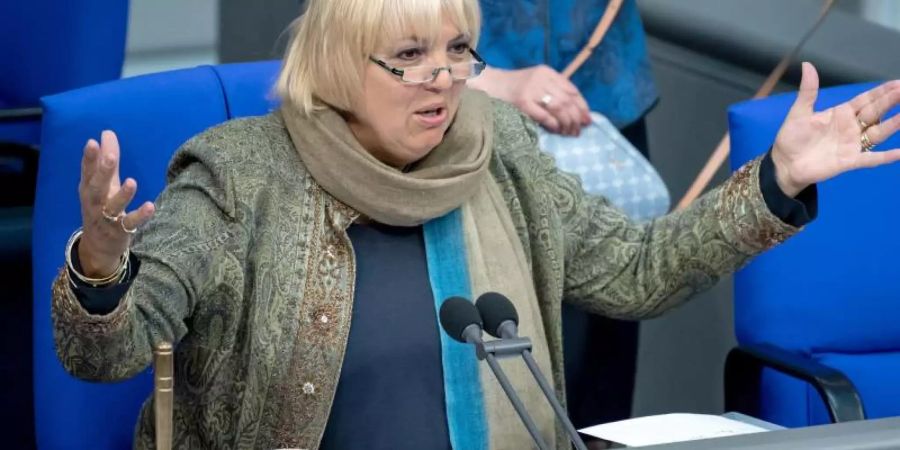 Giftet gegen den DFB: Claudia Roth. Foto: Bernd von Jutrczenka