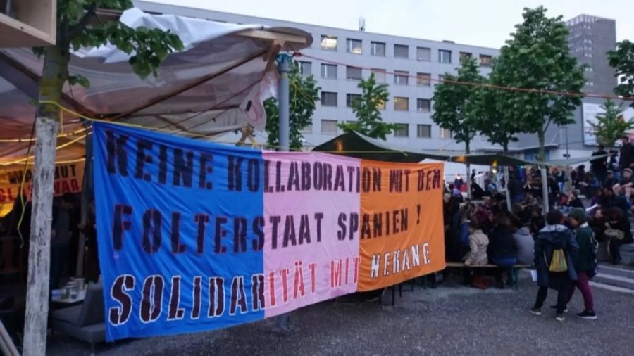 Die Demonstrierende kämpften am Wochenende vom 24. bis zum 26.05.19 im Pfingstweidpark in Zürich mit Plakaten gegen die Schweizer Asylpolitik.