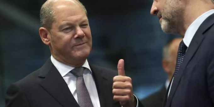 Olaf Scholz, Bundesfinanzminister, spricht während des Treffens der Euro-Finanzminister mit Pierre Moscovici, EU-Wirtschaftskommissar. Foto: Francisco Seco/AP Olaf Scholz, Bundesfinanzminister, spricht während des Treffens der Euro-Finanzminister mit Pierre Moscovici, EU-Wirtschaftskommissar. Foto: Francisco Seco/AP