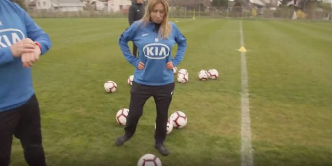 Vor Barrage-Spiel - Der FC Aarau schiesst sich bei Sara Bachmann ein