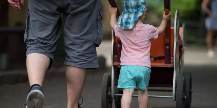 Im Jahr 2017 verbrachten Väter im Durchschnitt 26 Stunden pro Woche mit ihren Kinder. 1997 waren es nur 17 Stunden pro Woche. Foto: Monika Skolimowska/dpa-Zentralbild/dpa