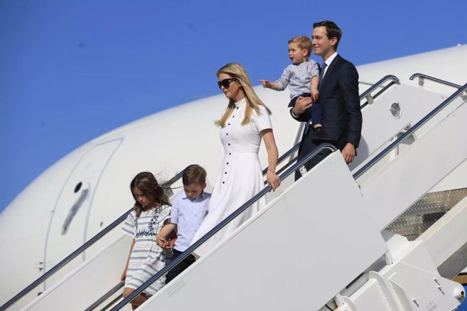 Jared Kushner ist mit Ivanka Trump, der Tochter von Donald Trump, verheiratet. Sie haben drei Kinder: Arabella (2011), Joseph (2013) und Theodore (2016). Ivanka Trump