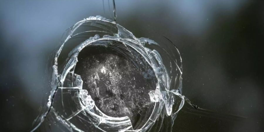 Eingeschlagenes Fenster der Polizeiinspektion Starnberg