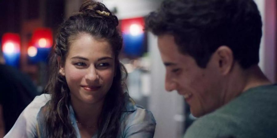 Ava (Henriette Confurius) lässt ihre Beziehung mit Jonas (Max Krause) so dahinplätschern. Foto: Twentieth Century Fox