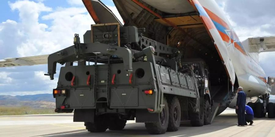 Teile des russischen Raketenabwehrsystems S-400 werden auf dem Luftwaffenstützpunkt Mürted aus einer Antonow entladen. Foto: Turkish Defense Ministry/XinHua