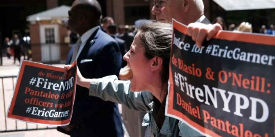 Demonstranten vor dem Polizei-Hauptsitz in Manhattan im Mai