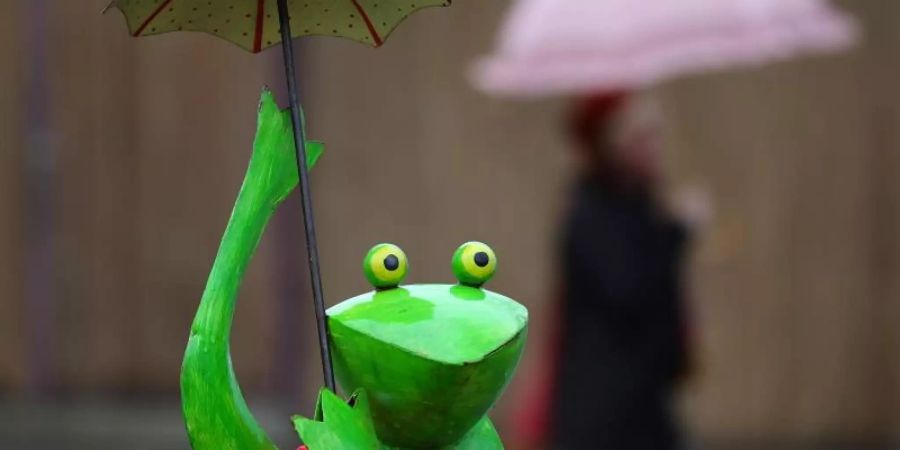 «Ganz schön heiss heute, was?» oder «Jetzt hat es aber langsam genug geregnet!»: Man spricht übers Wetter - wie so oft. Foto: Thomas Warnack/dpa