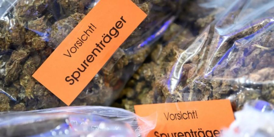 Marihuana bei einer Polizeipressekonferenz in München