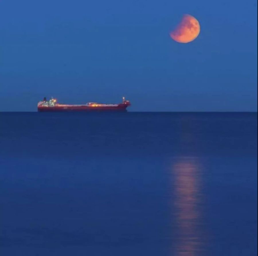 Die partielle Mondfinsternis aufgenommen in Skagen Sønderstrand (DEN).