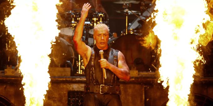 Till Lindemann, Sänger der Band Rammstein steht beim Wacken Open-Air Festival (WOA) auf der Bühne. Rammstein wacken