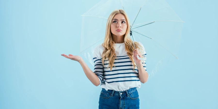 Frau mit Regenschirm