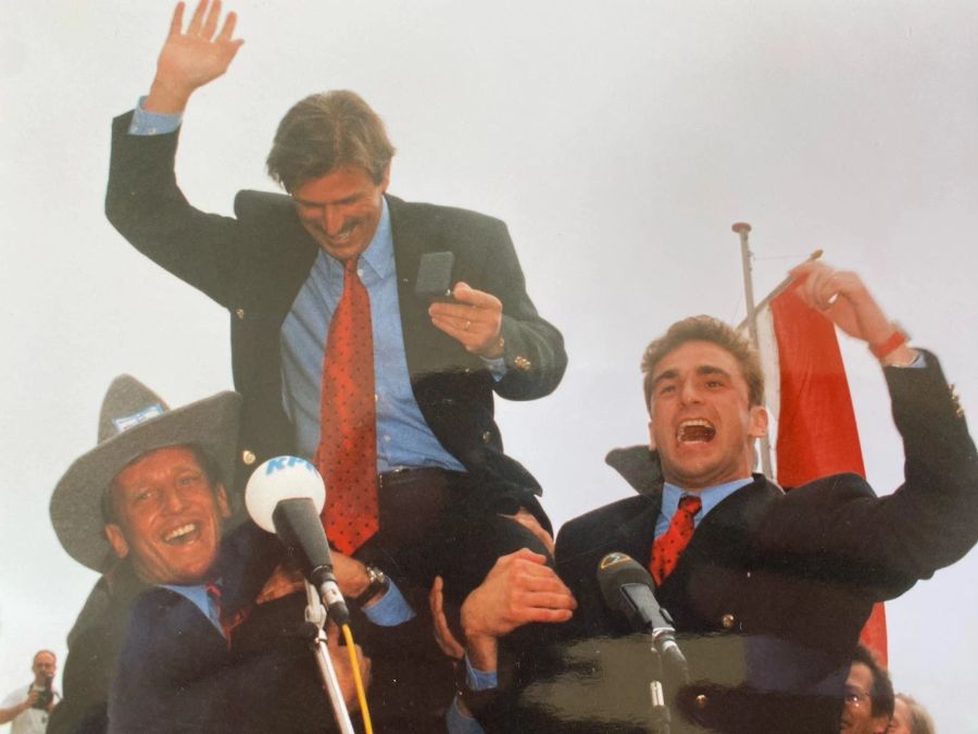 Hier stemmen Andy Brehme (l.) und Stefan Kunz (r.) Co-Trainer Ignaz Good (m.) in die Höhe.