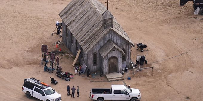 ARCHIV - Luftaufnahme der Bonanza Creek Ranch mit dem Set des Films «Rust». Foto: Jae C. Hong/AP/dpa ARCHIV - Luftaufnahme der Bonanza Creek Ranch mit dem Set des Films «Rust». Foto: Jae C. Hong/AP/dpa