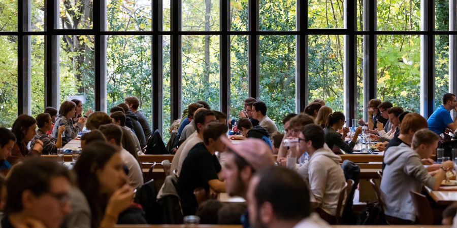 Einem Schüler stösst dies sauer auf, der Konsumzwang führe zu sozialer Ungleichheit und verstosse gegen die Mensa-Statuten. (Symbolbild)